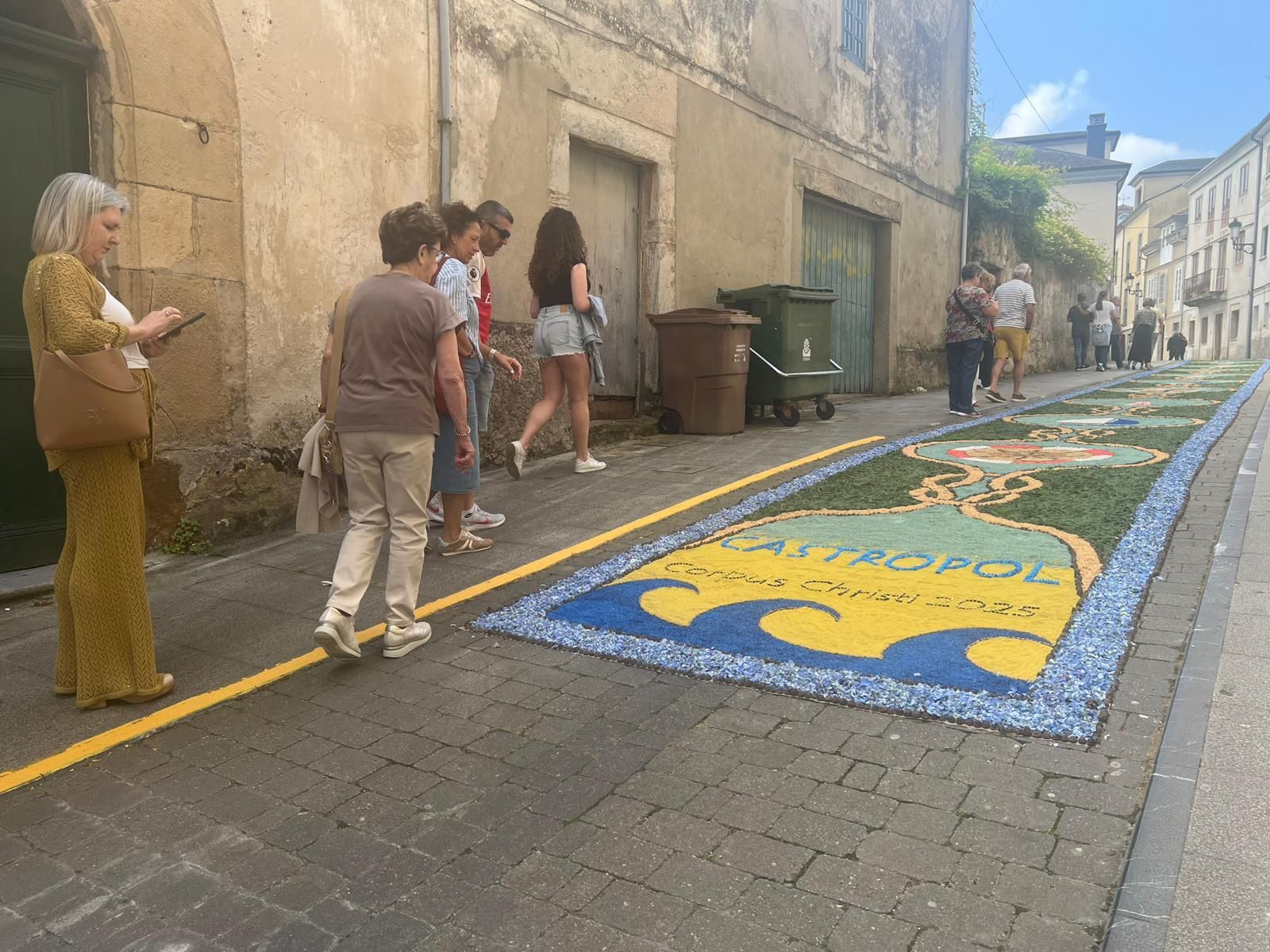 Castropol se llena de color con sus alfombras florales