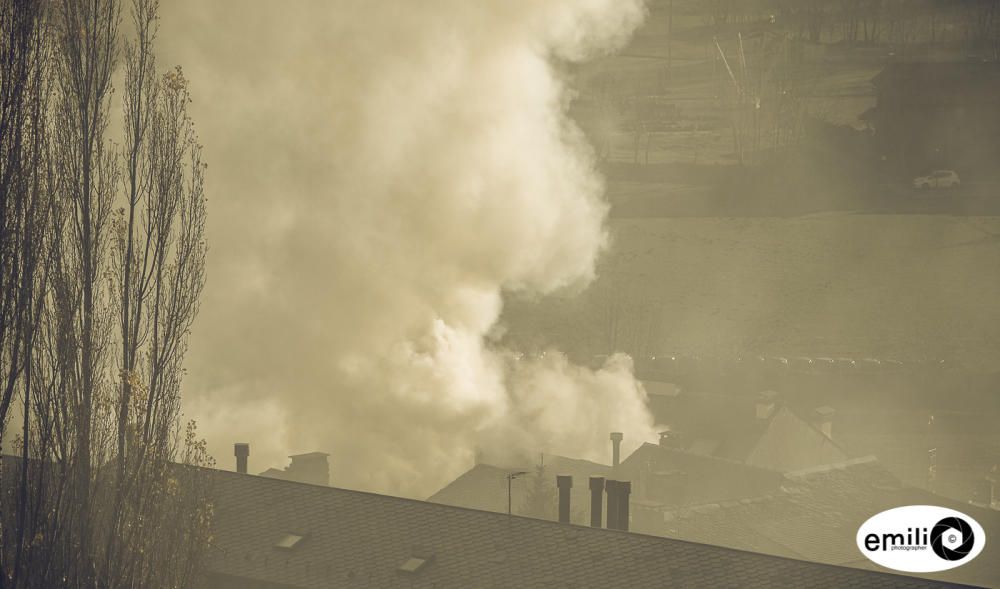 Un incendi crema la teulada d''una casa de Llívia i obliga a evacuar els veïns