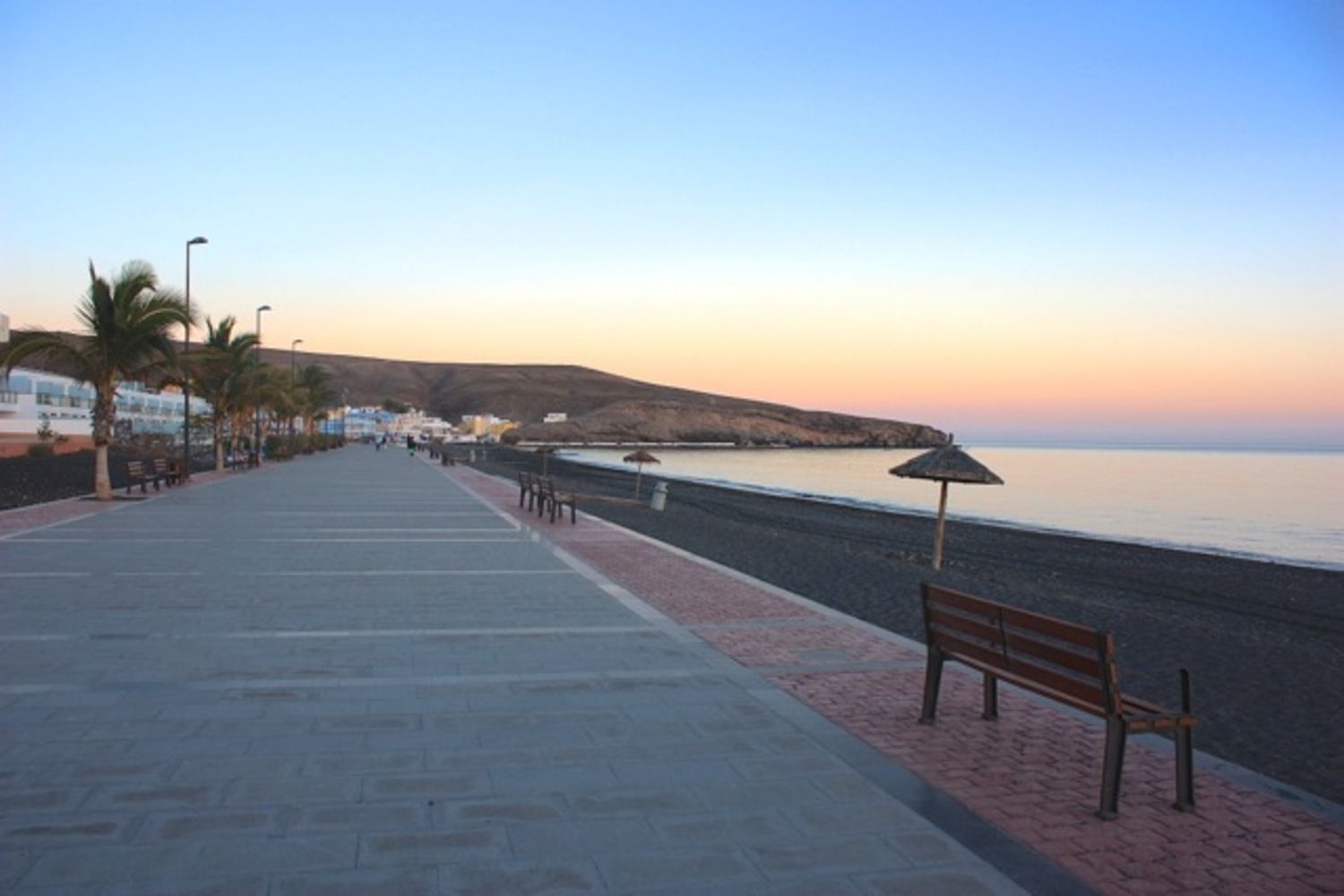 Avenida junto a la playa de Tarajalejo.