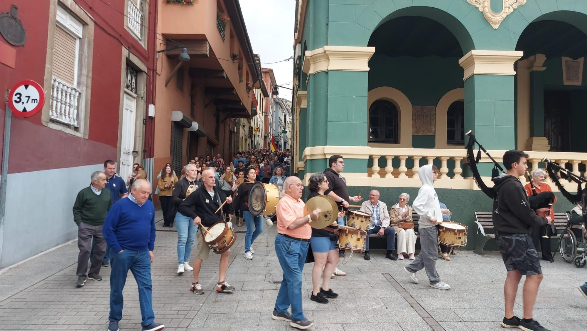 En imágenes: Así fue la manifestación contra el cierre de la Escuela de Música de Tineo
