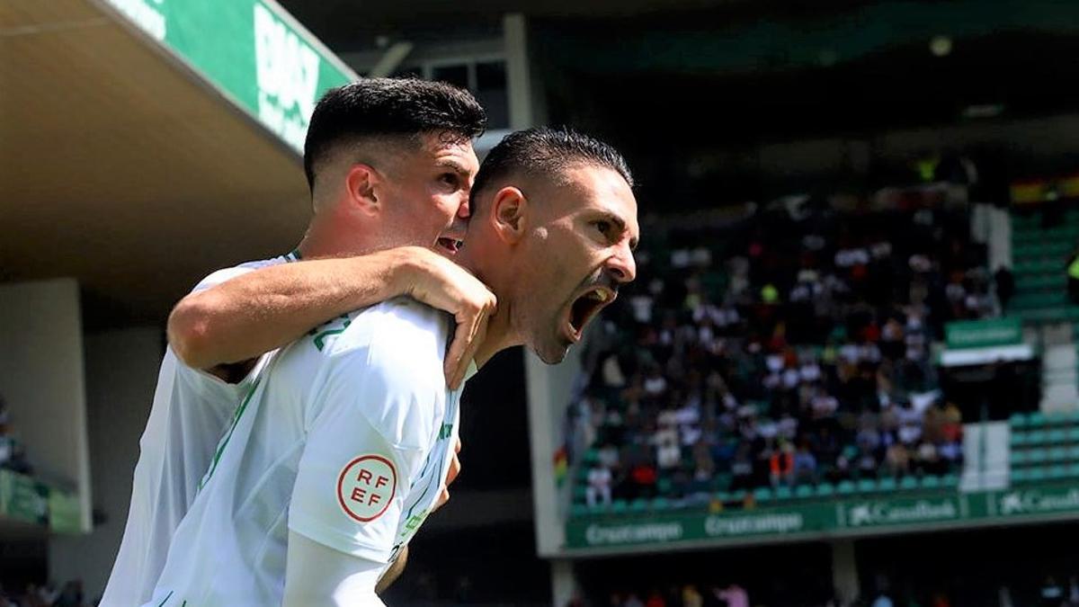 Kike Márquez, abrazado por Willy Ledesma, grita el gol del Córdoba CF ante el Ceuta en El Arcángel.