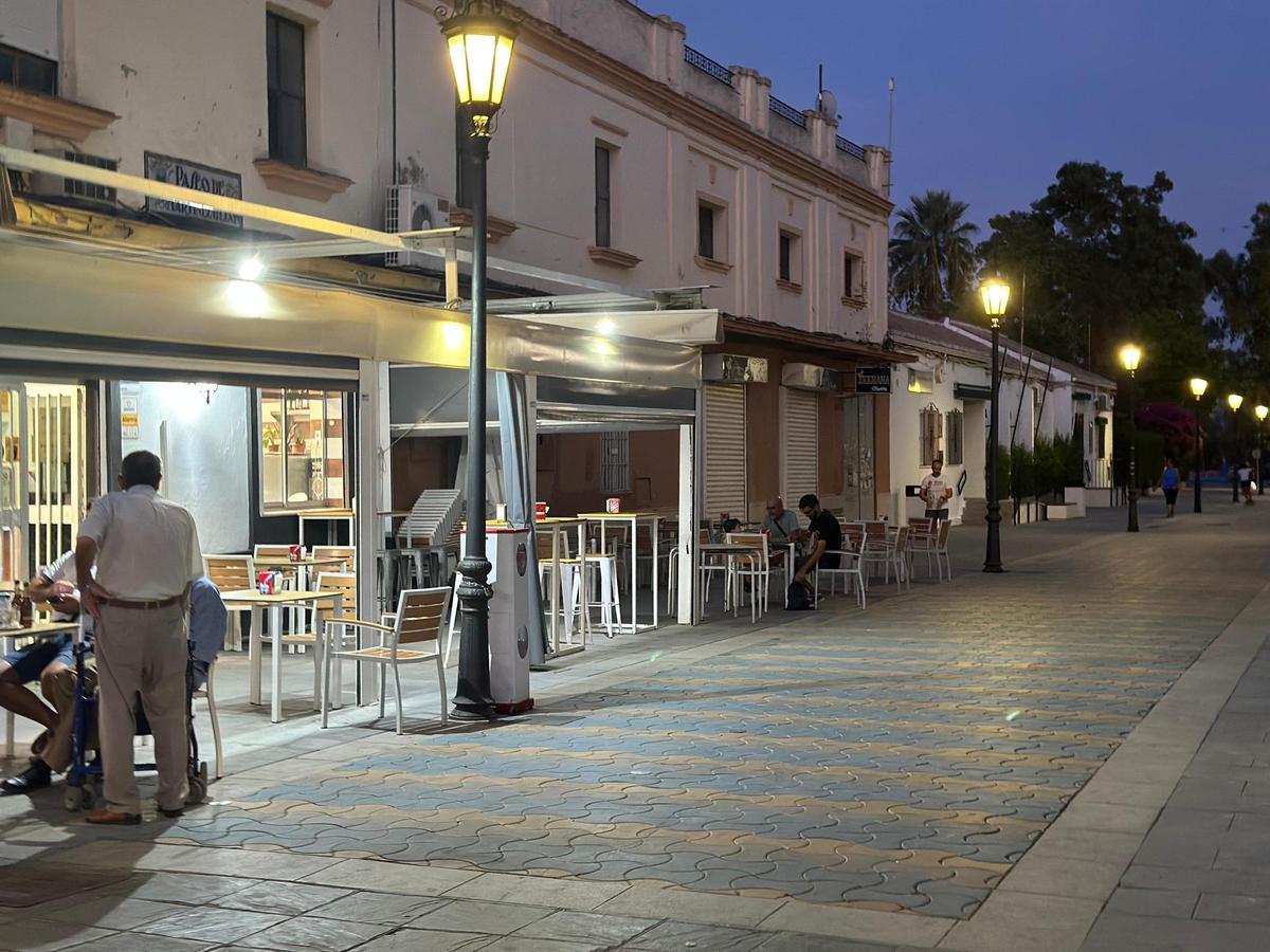 Una calle principal de Coria del Río vacía un lunes 26 de agosto a las 21h.