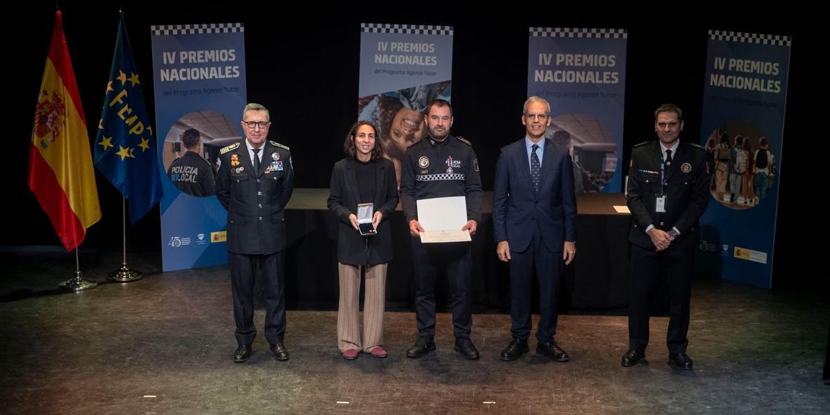 Entrega de la Cruz al Mérito Policial a la oficial Mayra Badía.
