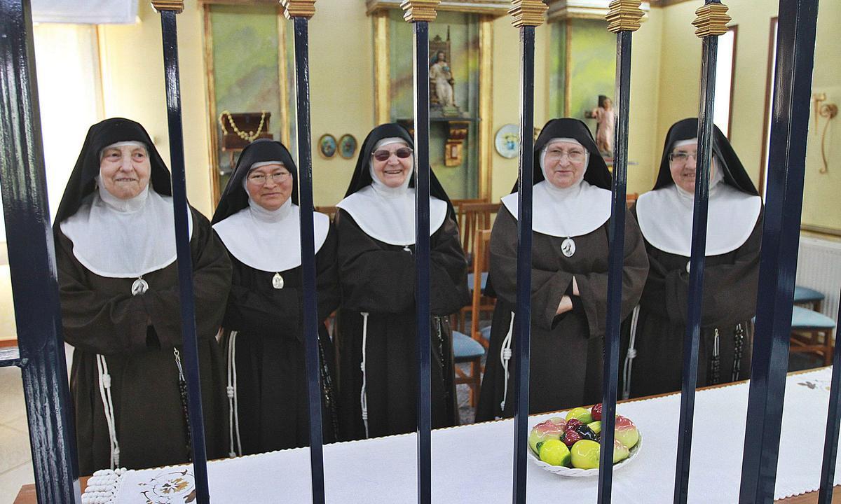 La comunidad de benedictinasde Trasmañó posa ante el altar.// Pablo Hernández | // BRAIS LORENZO