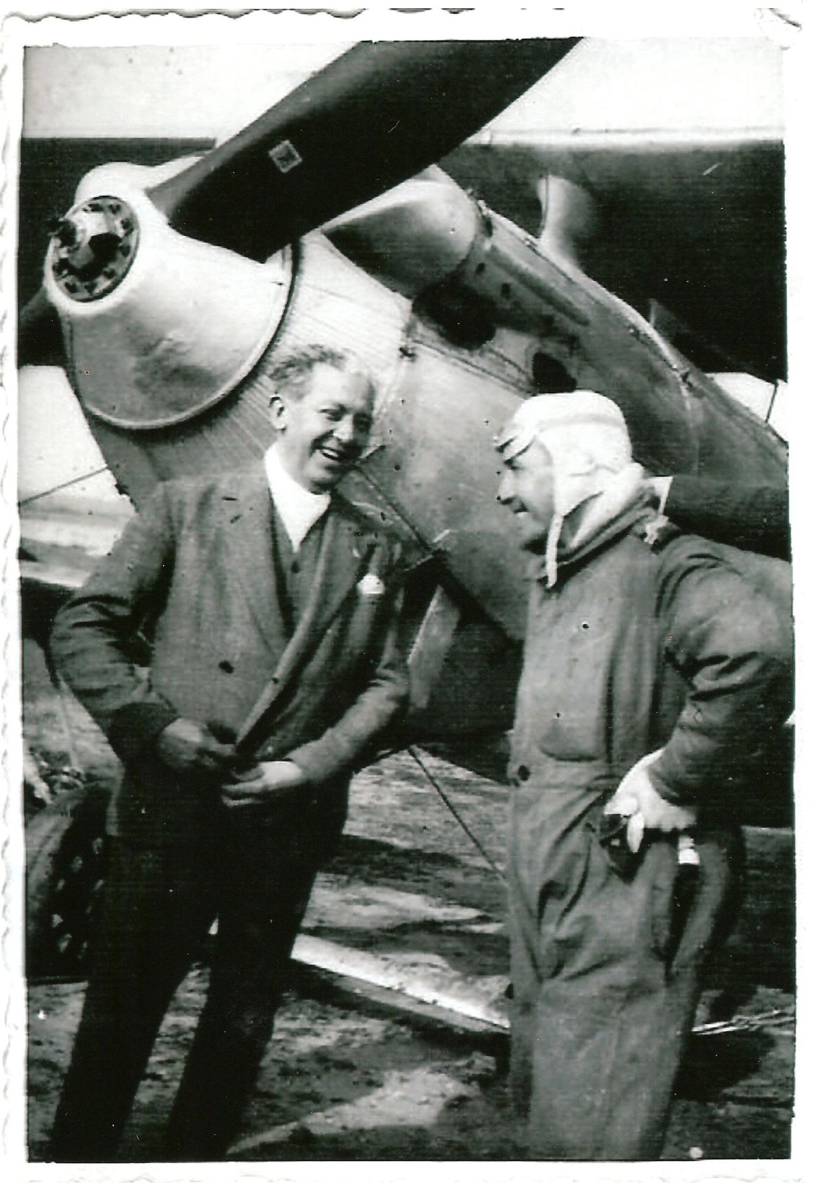 Joaquim Collar amb Francesc Guillamet a l’aeròdrom del Manol de Figueres (1933)