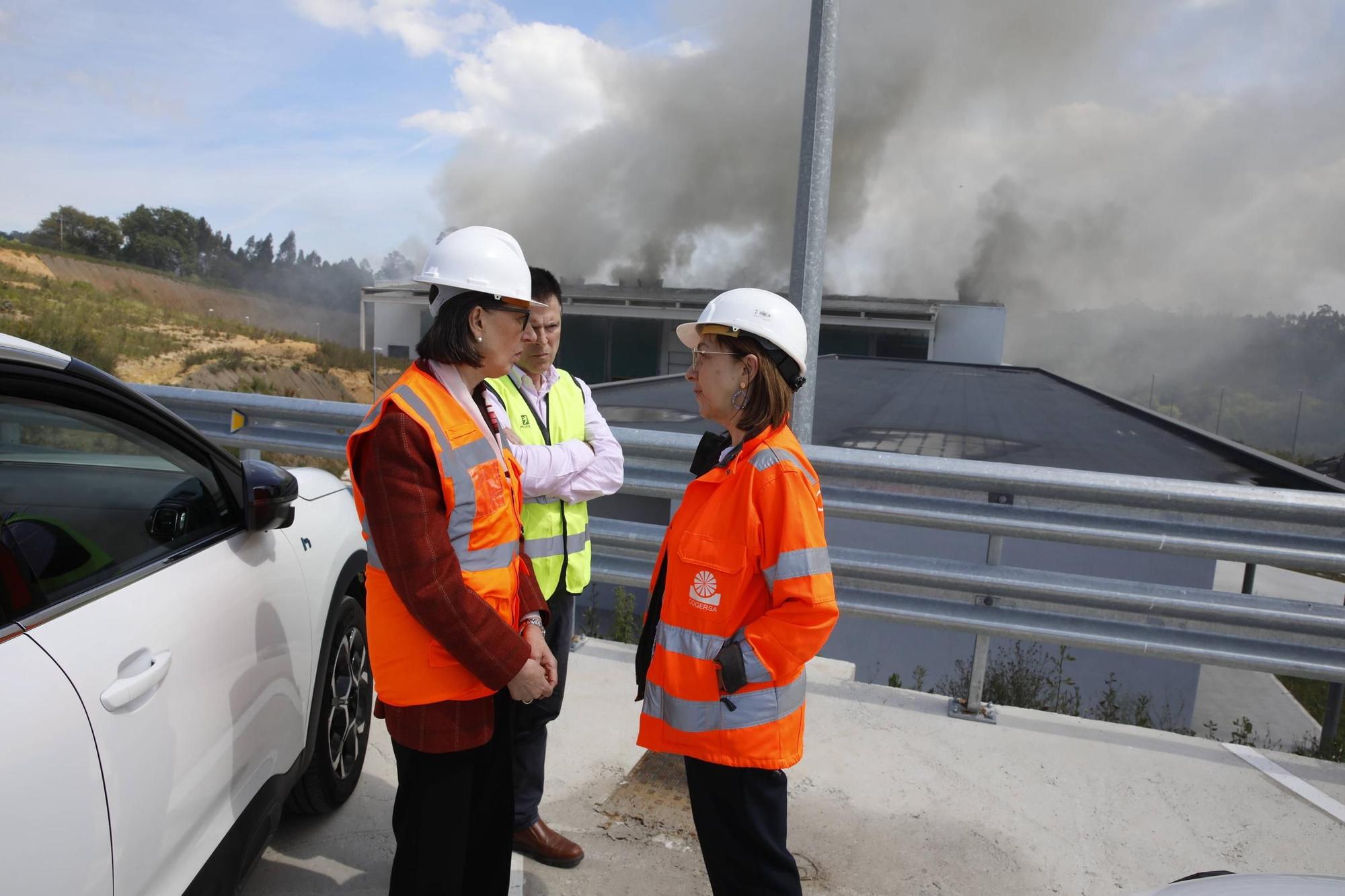 Así fue el espectacular incendio en una planta de Cogersa en Gijón (en imágenes)