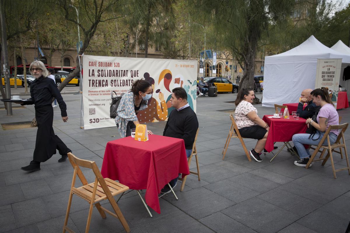 Campaña del Hospital Sant Joan de Dèu Cafè Solidari contra la soledad no deseada en la plaça Universitat de Barcelona