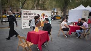 Campaña del Hospital Sant Joan de Dèu Cafè Solidari contra la soledad no deseada en la plaça Universitat de Barcelona