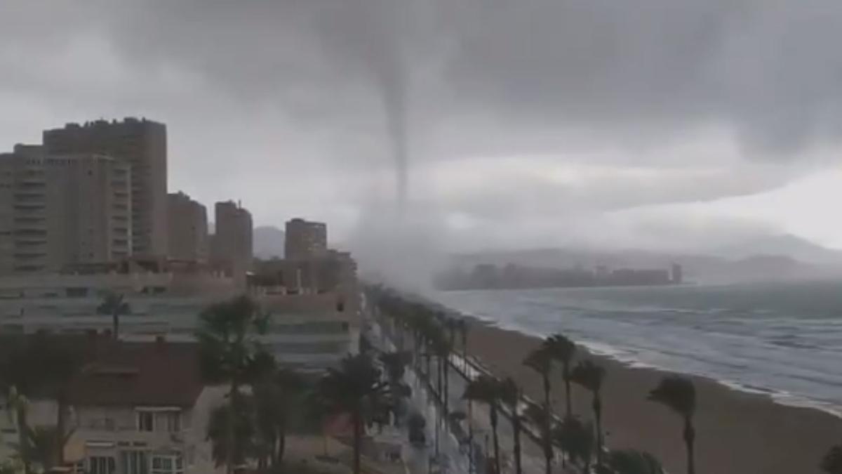 Espectacular manga marina frente a la Playa de San Juan en Alicante