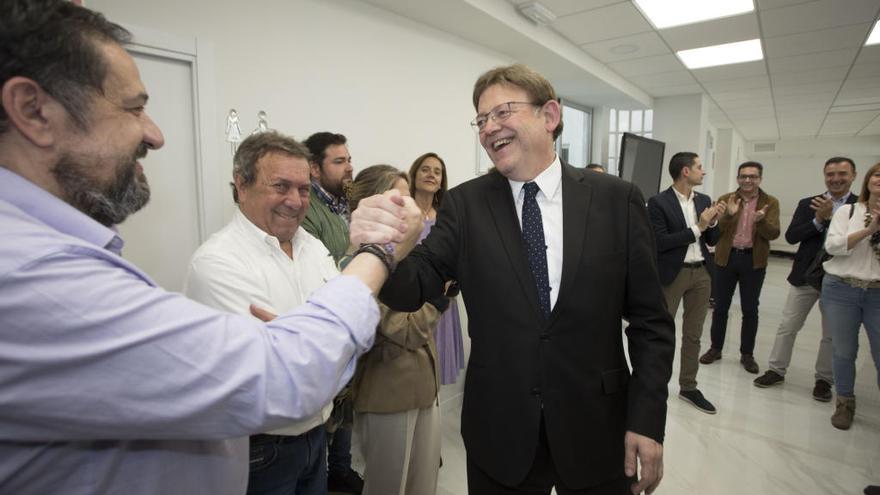 Puig recibe la felicitación de miembros de su ejecutiva antes de la reunión de ayer.