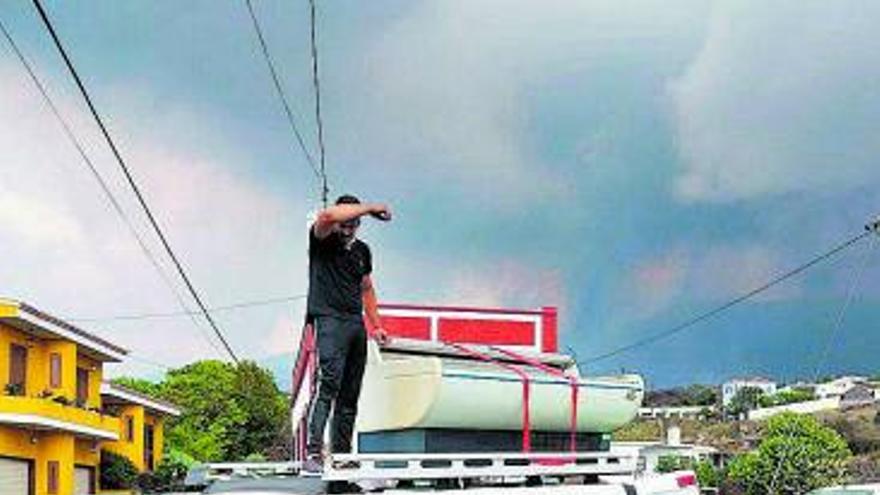 Vecinos de Todoque trasladan enseres ante la llegada de la lava.   | // RAMÓN DE LA ROCHA