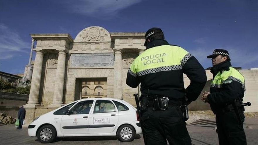 Agentes de la Policía Local en la Puerta del Puente, donde fue interceptado el caballo sin control que sufrió el accidente.