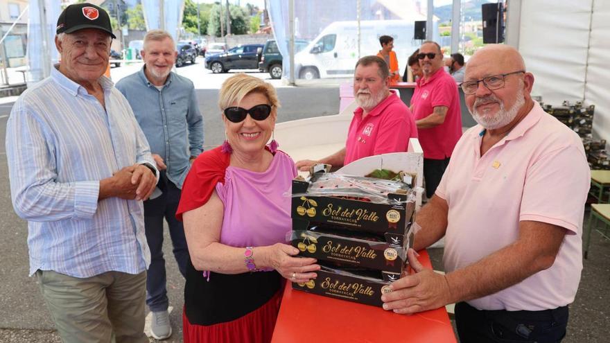 Visitantes compraron cajas de
 cerezas.   | // ALBA VILLAR