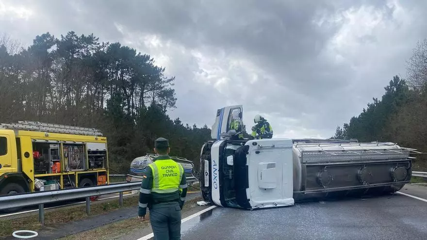 Un camión cisterna cargado de leche vuelca en la Autovía del Cantábrico y bloquea el tráfico en sentido Galicia