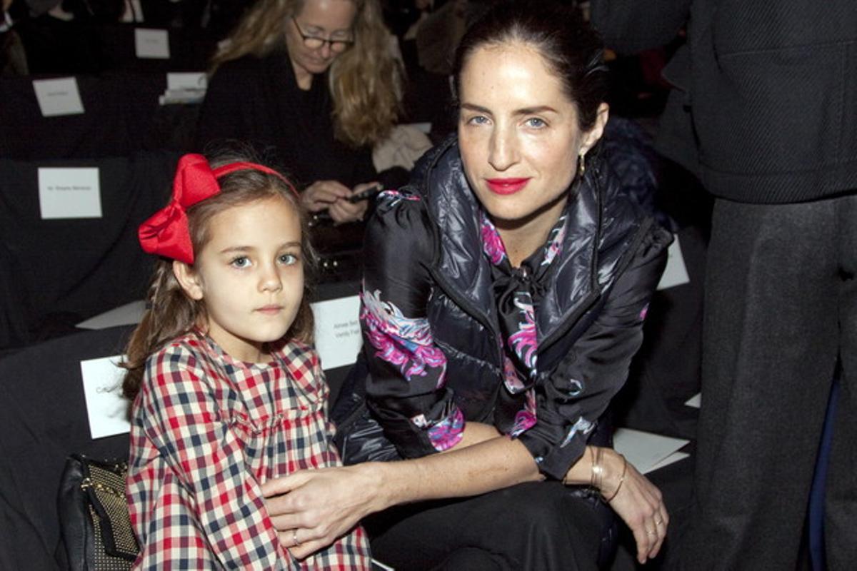 Carolina Herrera, dona del torero Miguel Baéz Espínola, ’el Litri’, amb la seva filla abans de la desfilada de la col·lecció de la seva mare, la dissenyadora veneçolana Carolina Herrera.