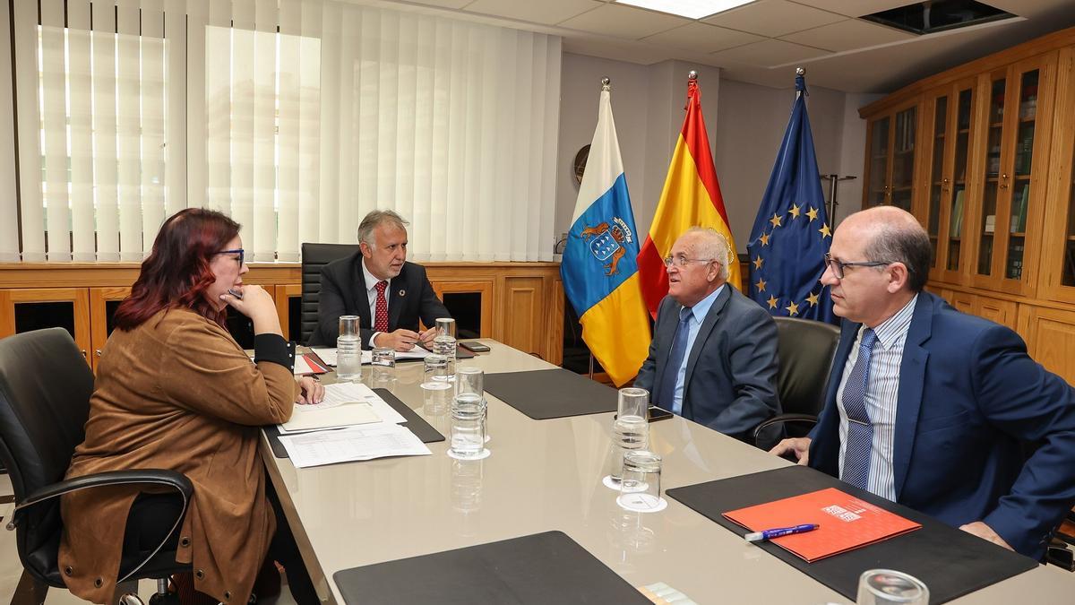 Manuela Armas, Ángel Víctor Torres y representantes de la patronal del transporte escolar.