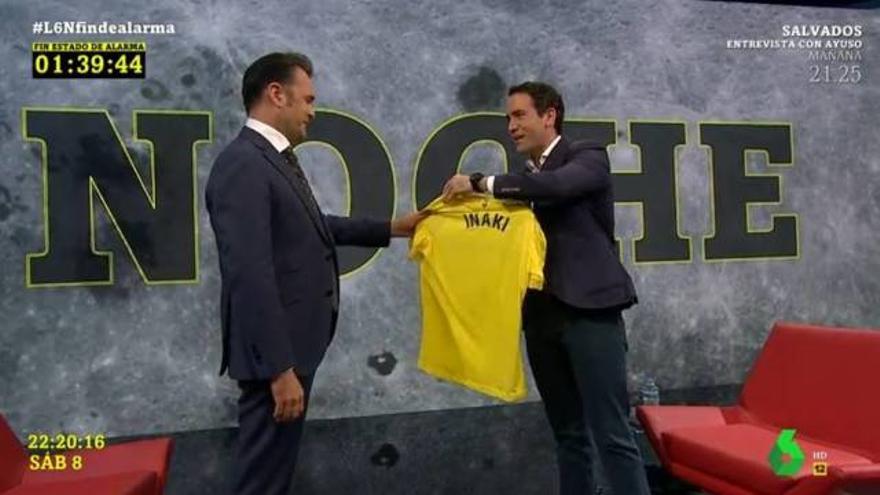 Momento en el que García Ejea entrega la camiseta a Iñaki López.