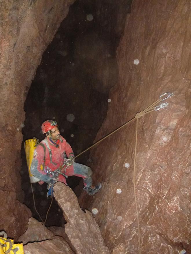 Descender la octava cueva más grande del mundo es cómo adentrarse en el centro de la Tierra.