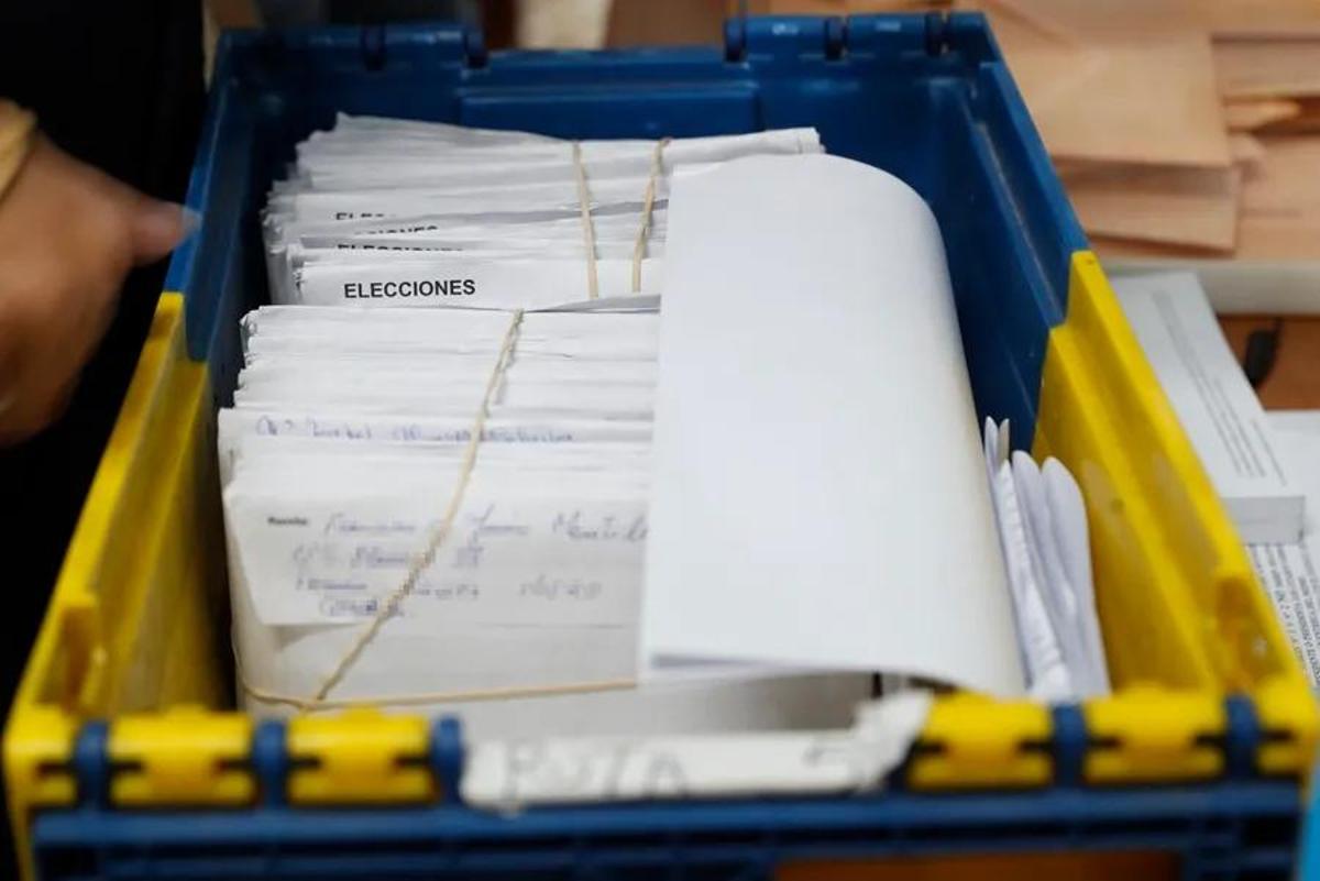 Votos por correo entregados en una mesa electoral, en una imagen de archivo.