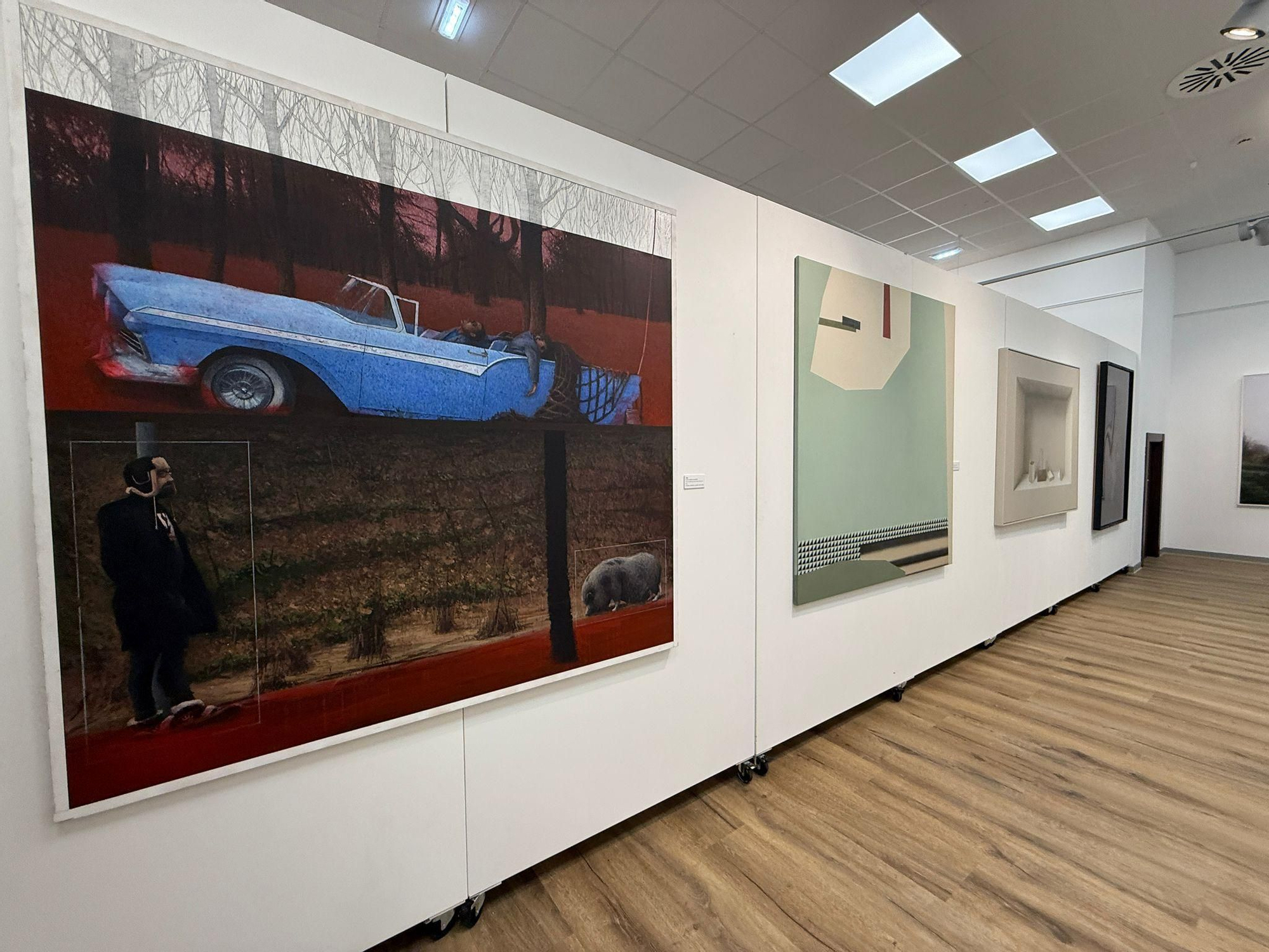 Así es la muestra de las 27 obras ganadoras del Certamen Nacional de Pintura de Villaviciosa que componen la colección municipal