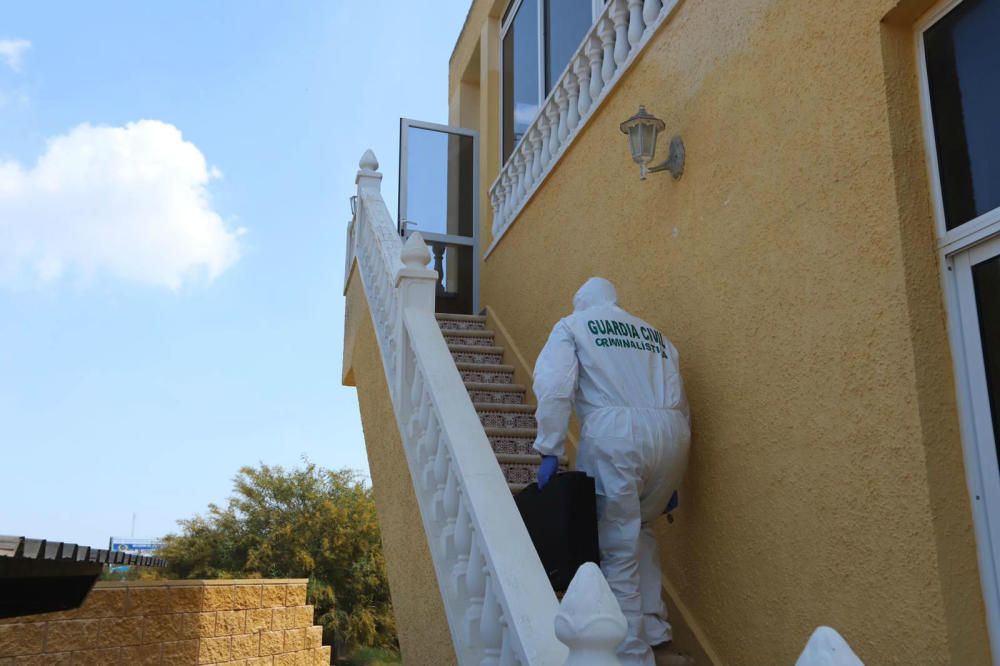 El cuerpo sin vida de la mujer, de 38 años, ha sido encontrado en su domicilio en la urbanización Ciudad Quesada