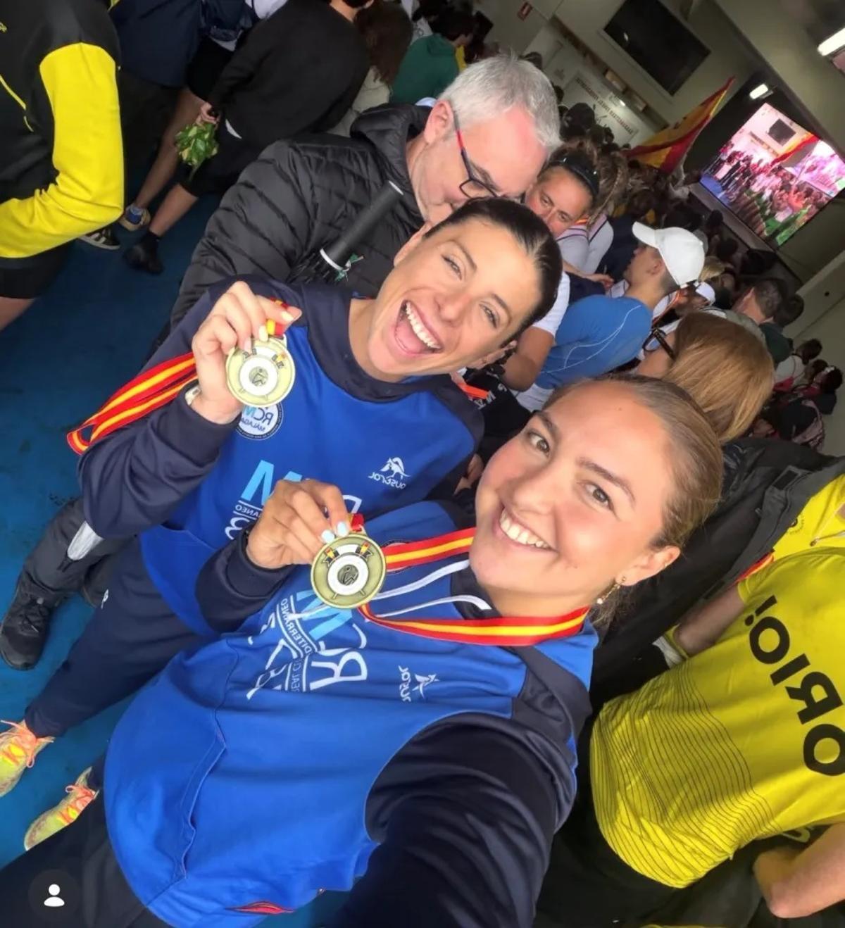 Natalia de Miguel y Marta de las Heras con sus medallas de oro.