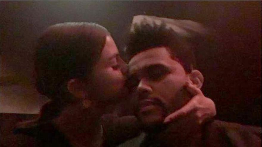 The Weeknd comparte un beso de Selena Gómez en Instagram
