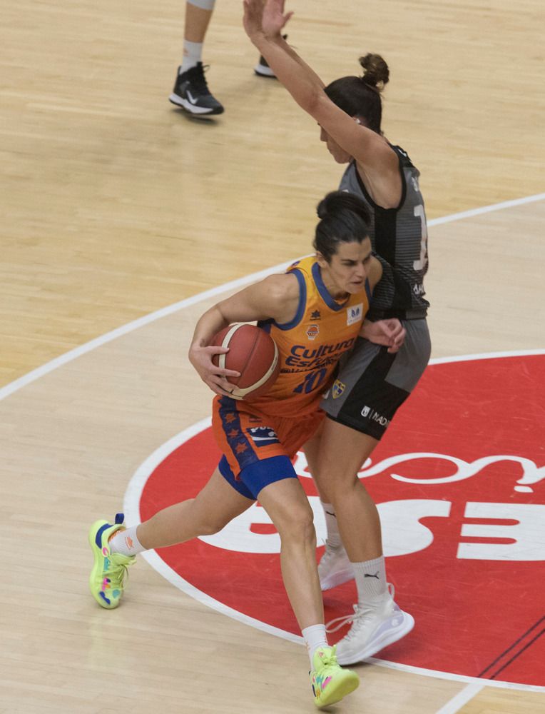 El Valencia iza el estandarte de la Supercopa con una Fonteta entregada