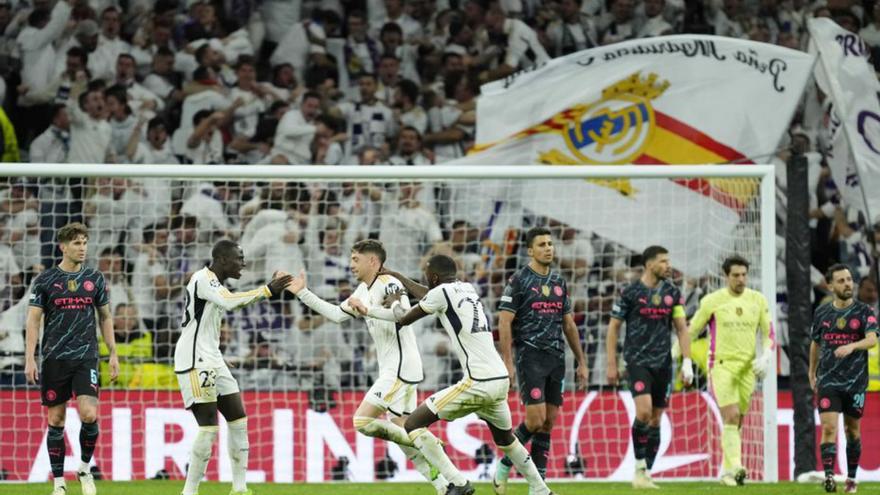 Valverde celebra el gol de l’empat final amb companys.