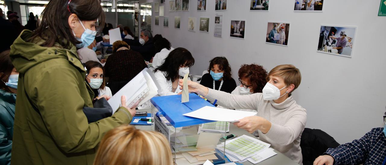 Un momento de las votaciones, este jueves en el Hospital Provincial de Castellón.