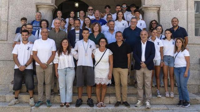 En el centro, Borja Núñez, junto a la corporación, amigos y familia. | D.P.