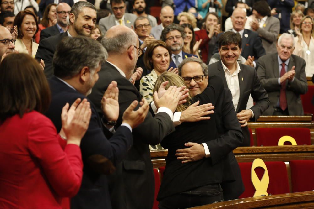 El president de la Generalitat, Quim Torra, rep la felicitació d'Elsa Artadi instants després de la seva investidura el 14 de maig.