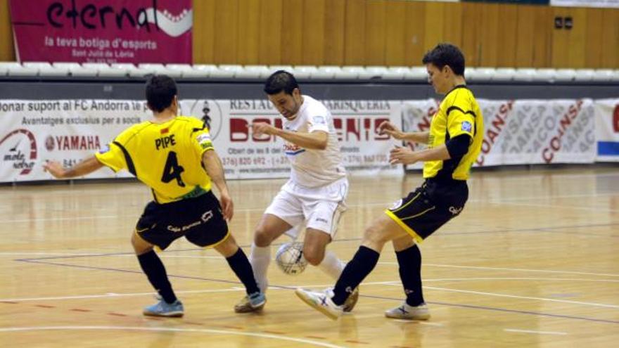 Pipe y Silami intentan arrebatar el balón a un jugador del Andorra