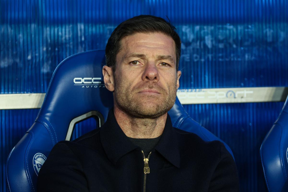 Xabi Alonso, en el banquillo del Real Madrid, durante el partido de Liga ante el Alavés