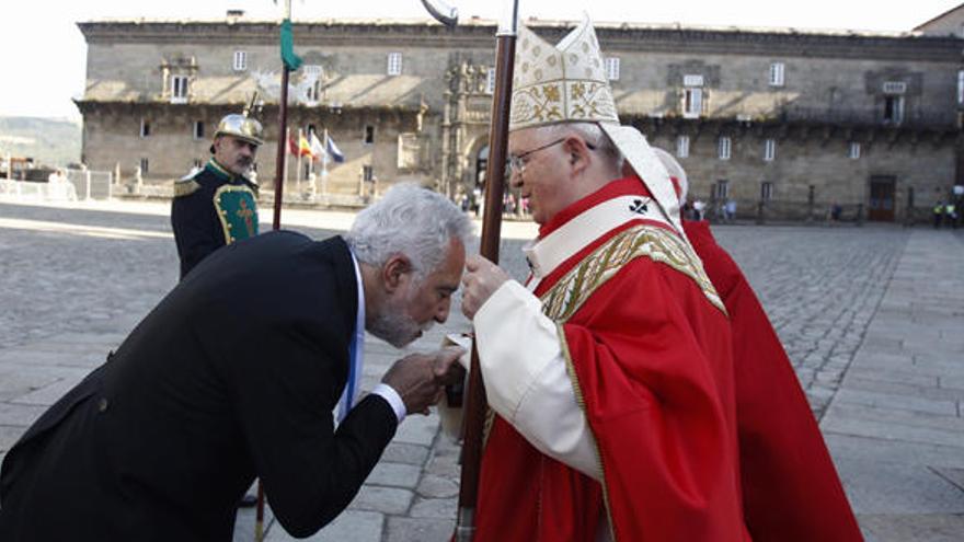 Miguel Santalices, con al arzobispo Julián Barrio al inicio de la Ofrenda al Apóstol. // Óscar Corral