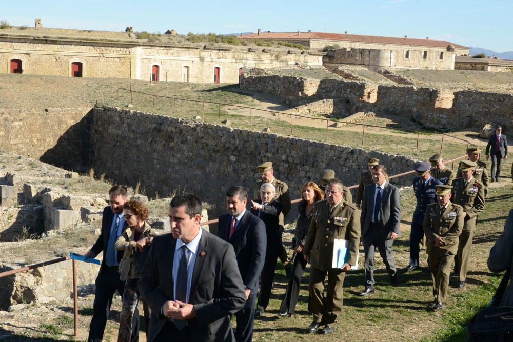Maria Dolores de Cospedal visita el Castell de Sant Ferran acompanyada de responsables militars