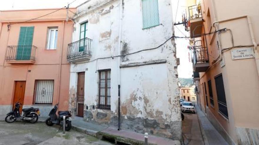 La casa que ha d&#039;anar a terra, amb el carreró que hi ha i que s&#039;eixamplarà a una mida habitual.