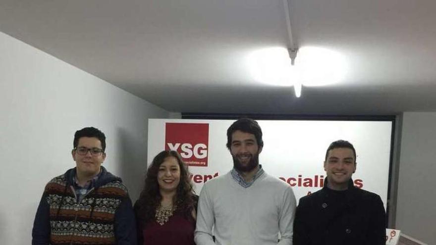Luis López (tercero por la derecha), es el nuevo secretario general de Xuventudes Socialistas en A Estrada.
