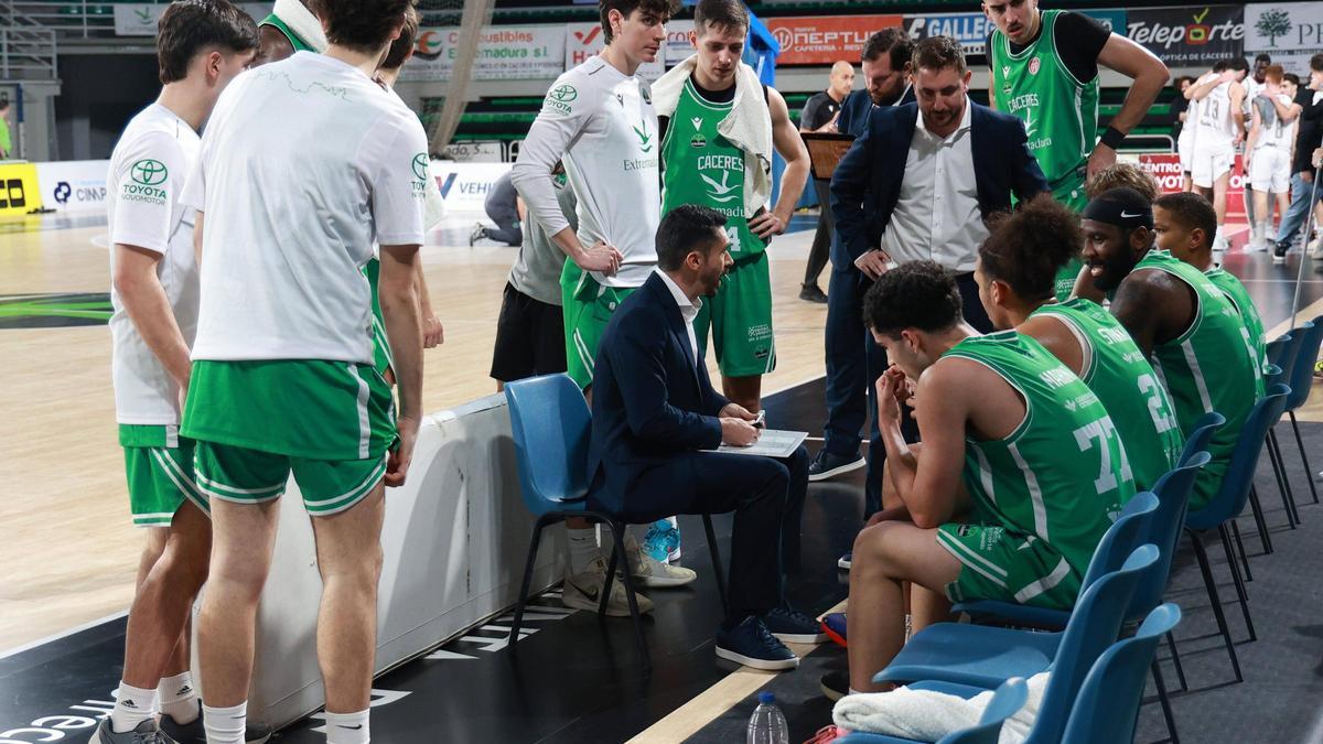 Jacinto Carbajal da instrucciones a sus jugadores en un tiempo muerto.