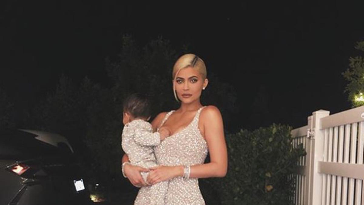 Kylie Jenner y Stormi en la fiesta de Navidad de las Kardashian