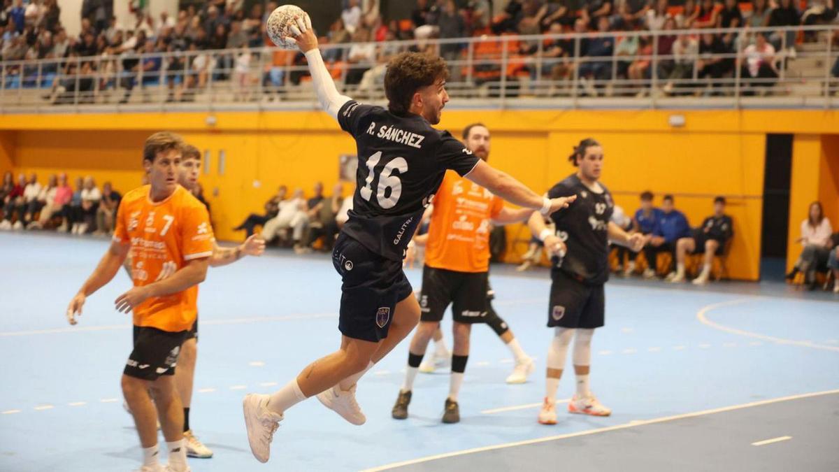Rubén Sánchez lanza a portería en un partido del OAR la temporada pasada.
