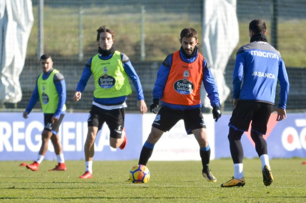 El técnico ajusta los movimientos de Juanfran, Schär, Sidnei y Navarro en busca de la solidez que le falta al Dépor. Las coberturas, las basculaciones y los centros laterales, entre sus preocupaciones