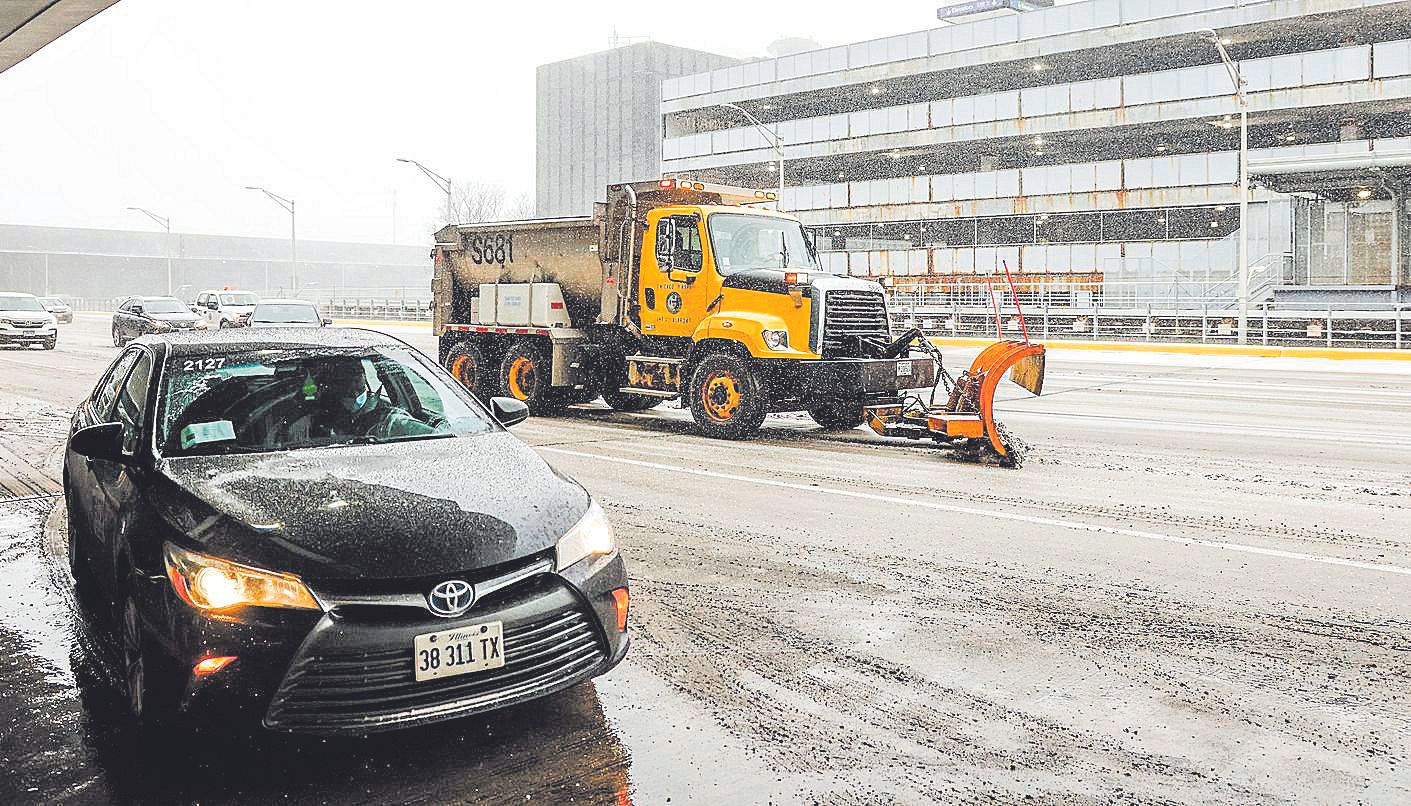 Una máquina quitanieves trabaja en una carretera de Chicago, en Estados Unidos, a finales de diciembre pasado.