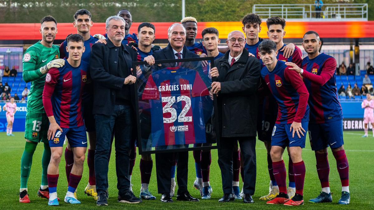 Toni Alonso recibió un homenaje antes del Barça Atlètic-UD Ponferradina