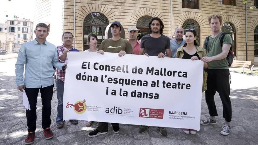 Representantes de los actores, dramaturgos, empresas y teatros públicos, ayer, en la Misericòrdia.