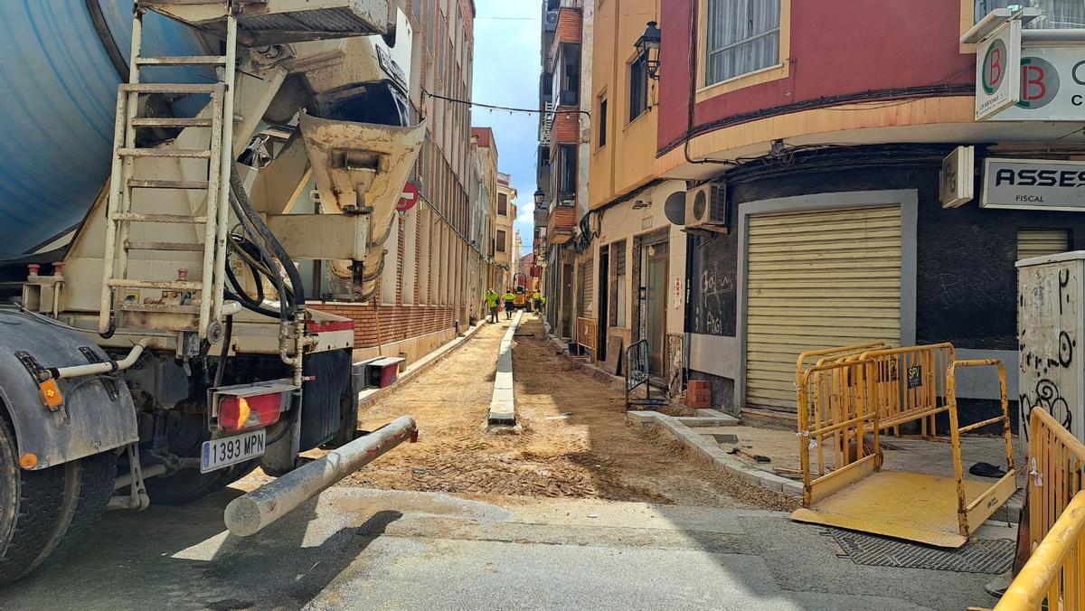 Los operarios de la calle Sant Jaume trabajando en el nuevo pavimento.