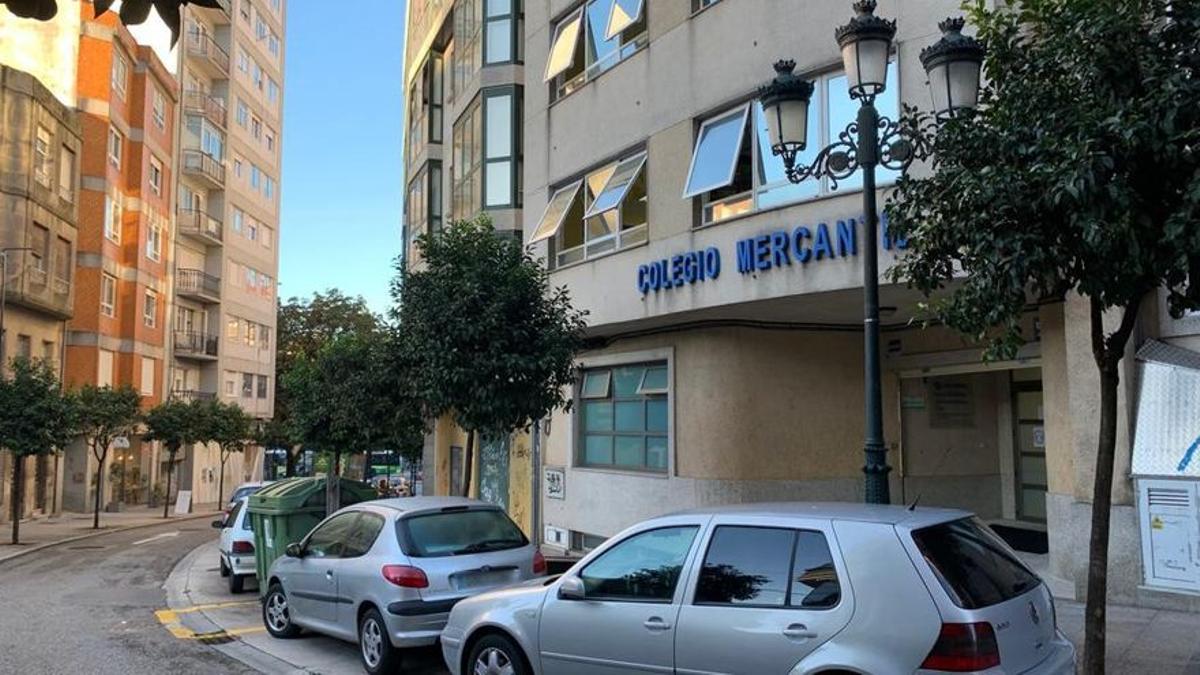 Los hechos se produjeron a unos metros del colegio Mercantil, durante la entrada de los escolares a clase.