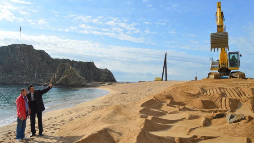 Comencen les obres per reconstruir el mur danyat de sa Palomera de Blanes