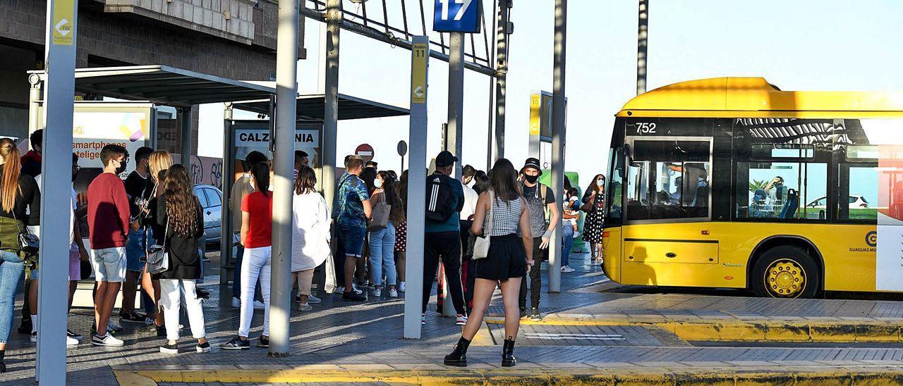 Un conflicto laboral provoca retrasos, cambios y cancelaciones de salidas en los servicios, según Guaguas Municipales