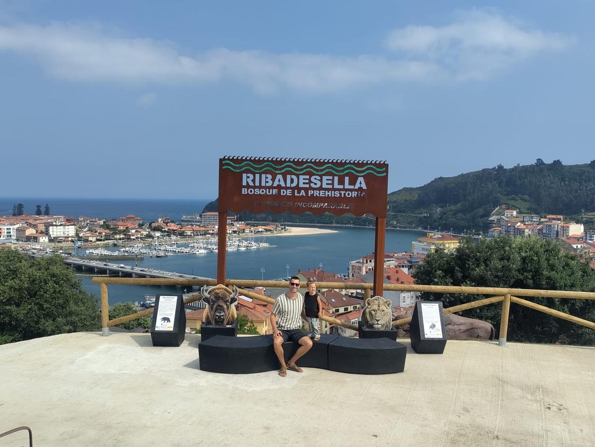 Ribadesella ya tiene su bosque de la Prehistoria Ribadesella ya tiene su bosque de la Prehistoria
